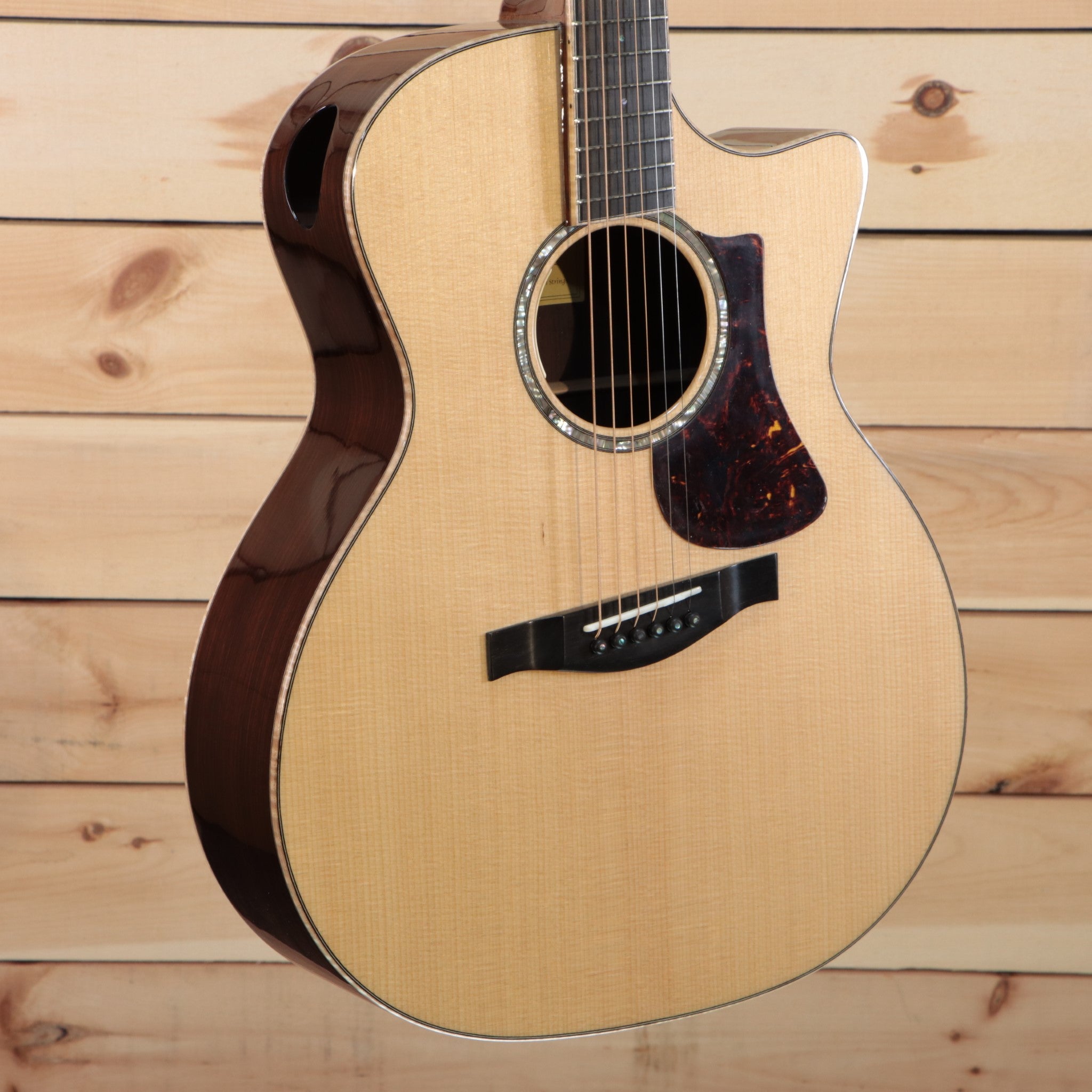 Eastman AC822CEFF acoustic guitar natural finish with cutaway and tortoiseshell pickguard
