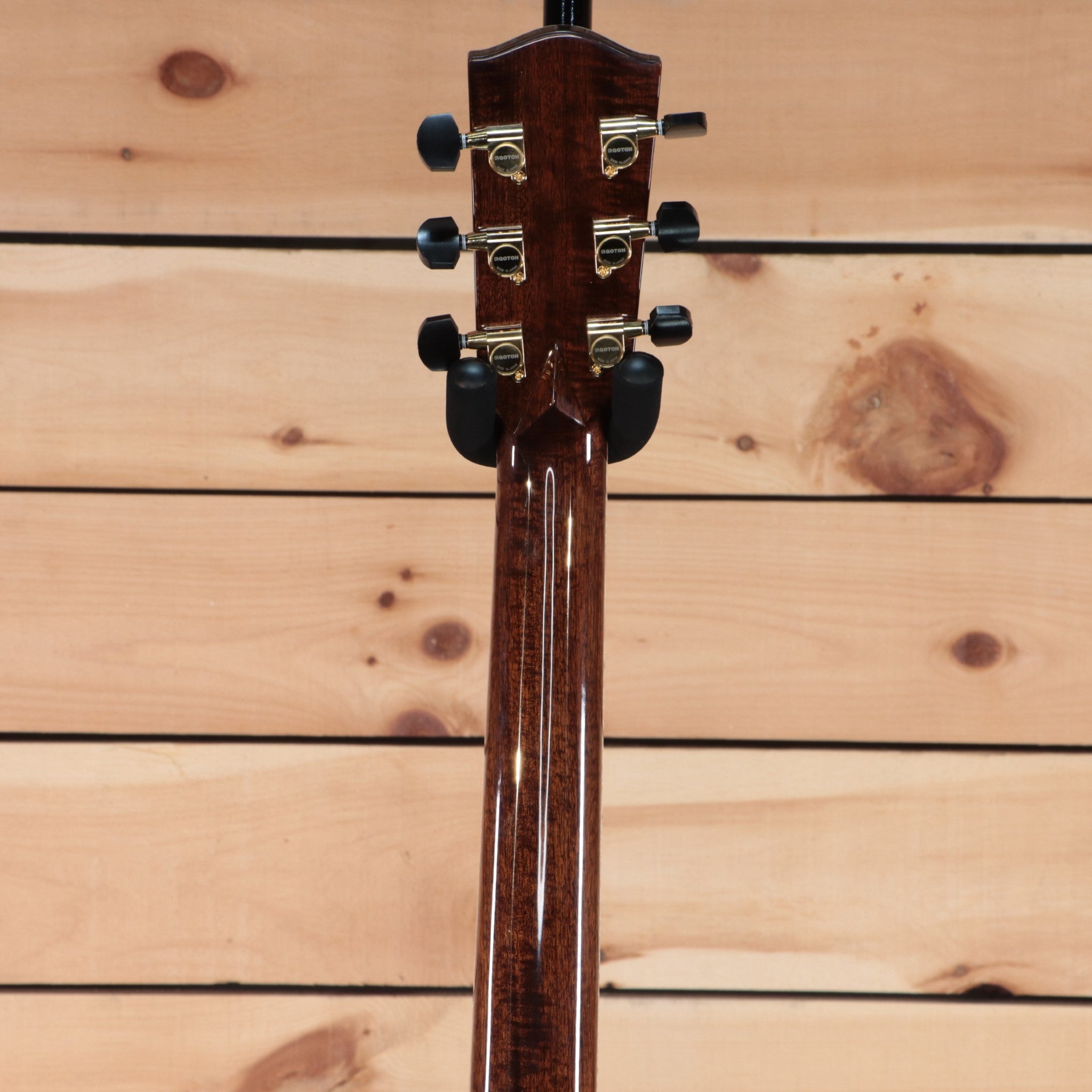 Eastman AC822CEFF acoustic guitar natural finish with gold tuning machines