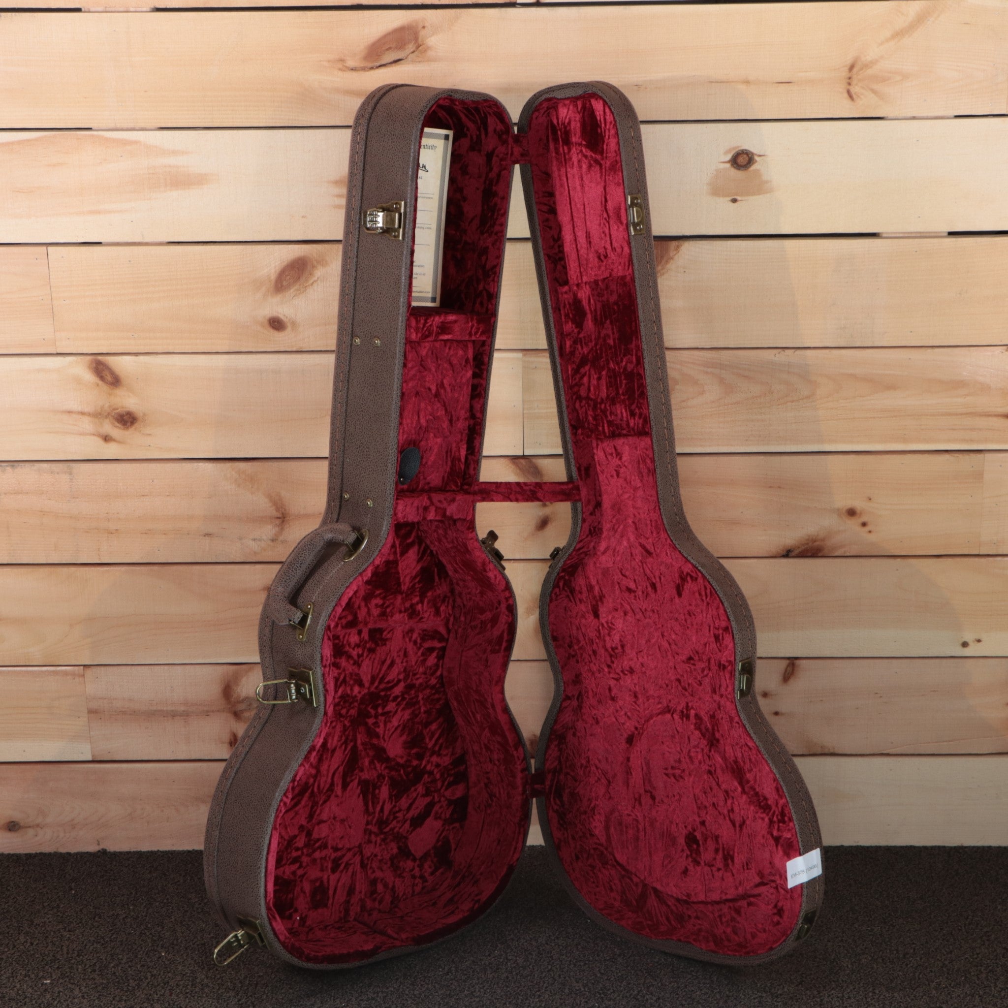 Eastman DM2V classic acoustic guitar case antique brown exterior red velvet interior