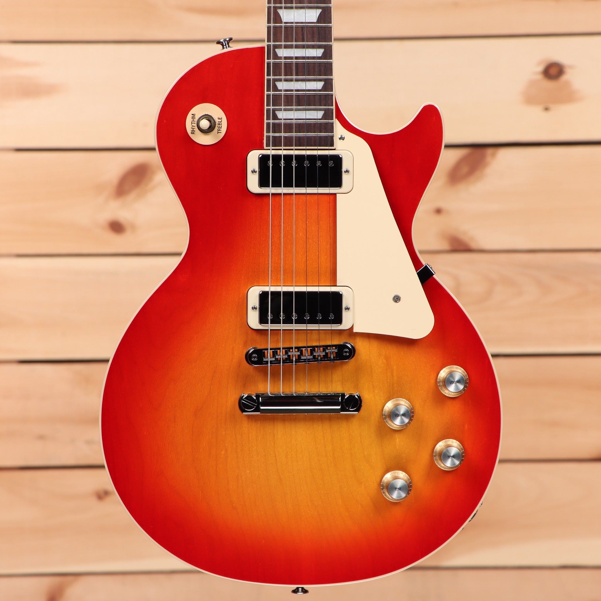 Gibson Les Paul Deluxe 70s electric guitar 70s Cherry Sunburst with dual humbucker pickups