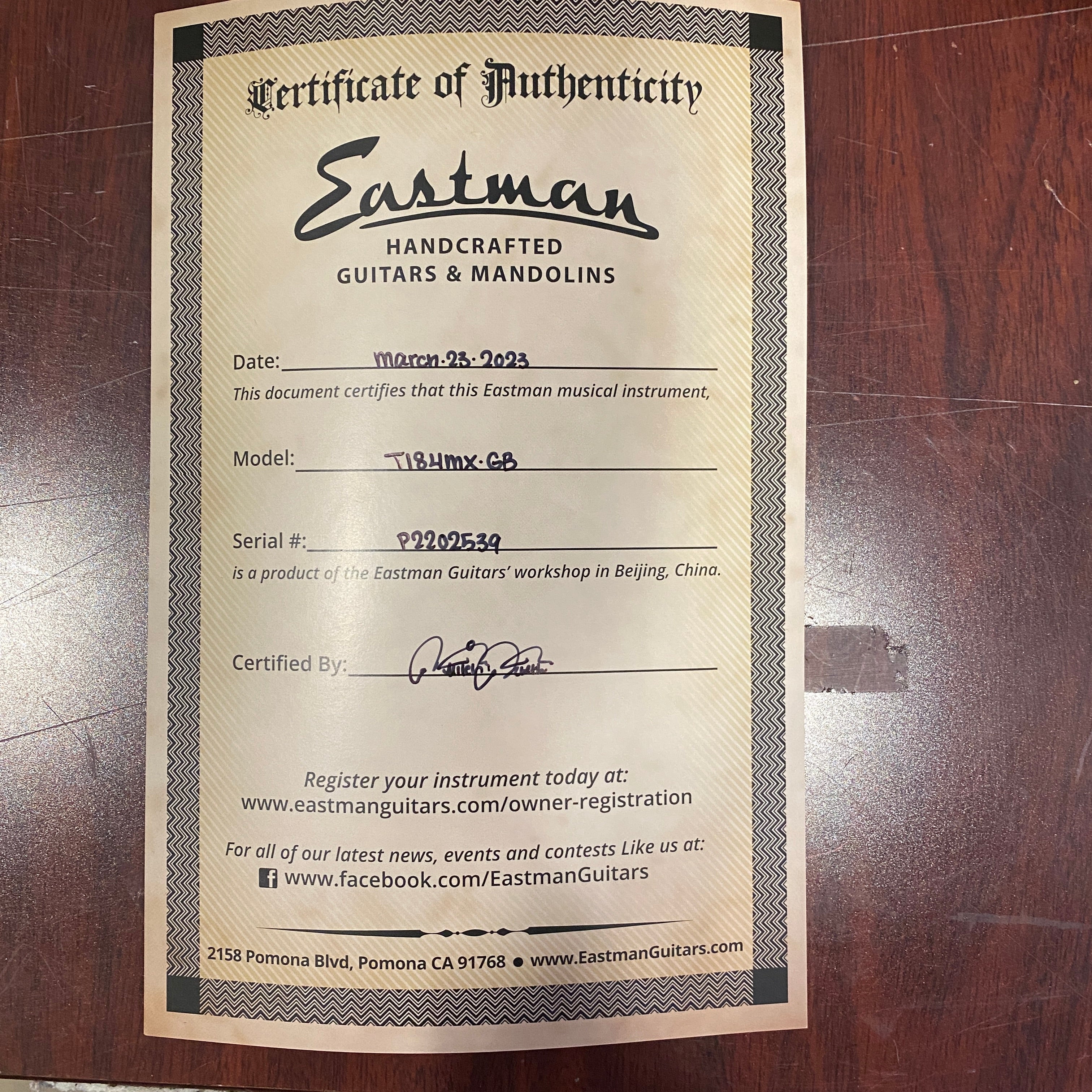 Eastman T184MX Goldburst semi-hollow body electric guitar with Certificate of Authenticity