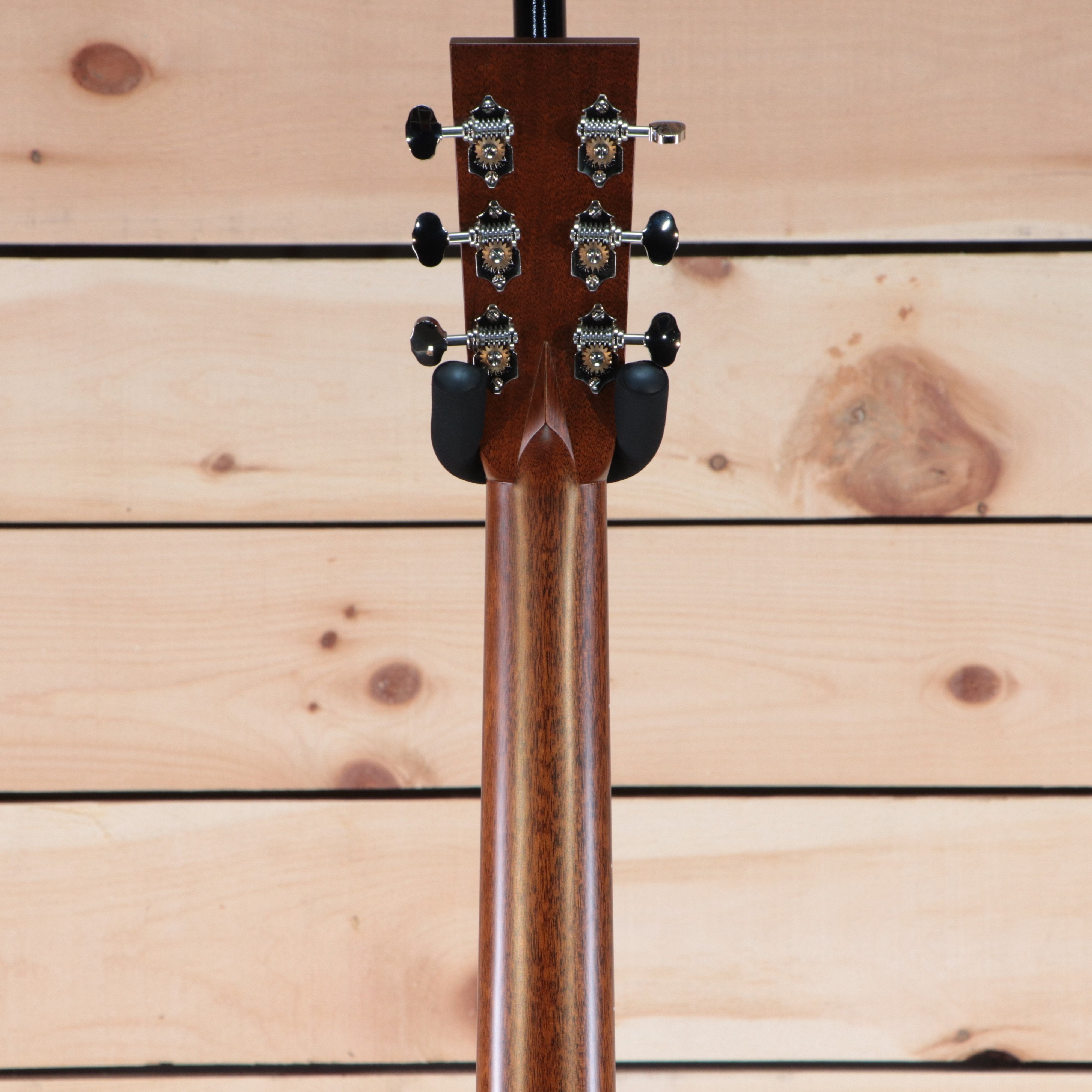Santa Cruz OM Grand Custom acoustic guitar Natural finish with mahogany neck and chrome tuning machines